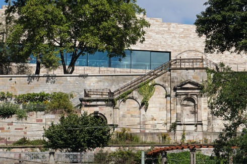 Mit dem Museum haben die Architekten den Weinberg mit seinen vielen Stützmauern und Treppen einfach ein Stück weitergebaut<br />
