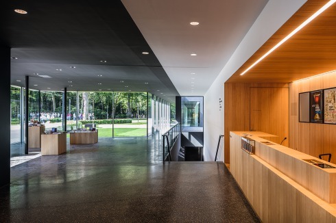 Foyer des Erweiterungsbaus, die Treppe führt zur Dauerausstellung im Untergeschoss.<br />