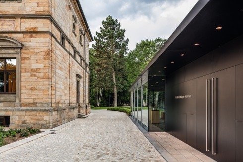 Linkerhand Haus Wahnfried, rechterhand der neue Haupteingang ins Richard-Wagner-Museum im Er-<br />weiterungsbau<br />