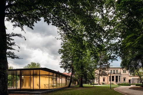 Die Dauerausstellung im Untergeschoss des Neubaus widmet sich der Aufführungsgeschichte der Bayreuther Festspiele.<br />