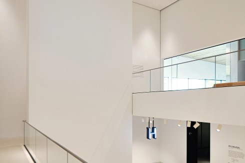 Der nüchterne „Auftakt-Raum“ erschließt alle Ausstellungsebenen. Hier wird auch das Splitlevel-Prinzip des Hauses deutlich.&nbsp;Auf der untersten Ebene: die farbig lackierten Wurzeln von Ai Weiwei<br />