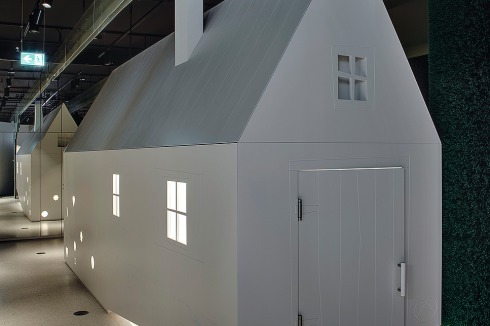Wo Objekte, hier das „Hexenhaus“, mehr Platz brauchen, sind die Polycarbonatwände einfach ausgeschnitten und erinnern an abstrahierte Baumkronen<br />