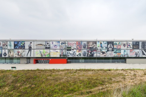 Der Fakultätsneubau steht an der Grenze zwischen Universitätscampus und Gewerbegebiet<br />