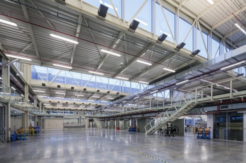 In Längsrichtung wird das Gebäude aus 13 Modulen von jeweils 7,5 Metern gebildet, fünf &nbsp;ergeben die Gebäudetiefe<br />