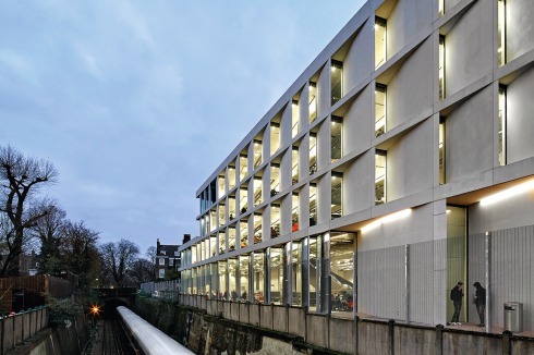 Die Fassade zur Bahnlinie sollte schalldicht und lichtdurchlässig sein<br />