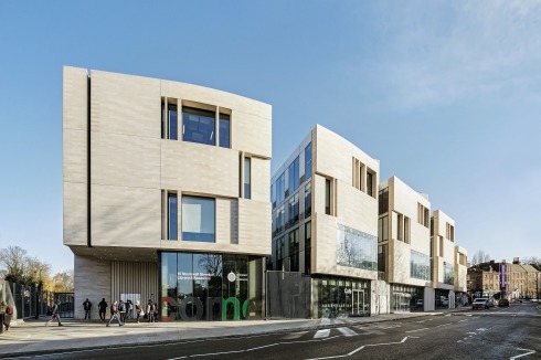 Sich in die kleinteilige Stadtstruktur von Greenwich einpassen, das war die Aufgabe der Fassadenge-<br />staltung. Der helle Kalkstein kommt aus Deutschland.<br />