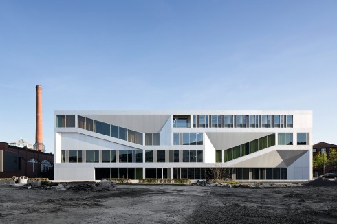 An der Gebäudefront zur Moritzstraße verstärken Einschnitte die Plastizität des Baukörpers<br />