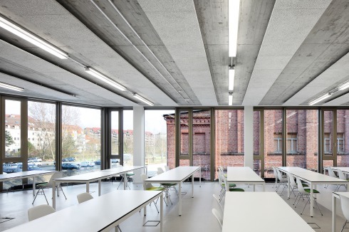 Die Deckenplatten aus Heraklit dienen der Schallabsorption und verbergen die Installationen<br />