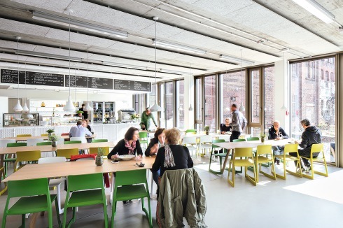 Die Cafeteria am Foyer ist zum Campus orientiert<br />