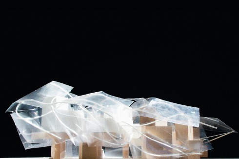 Bis zu 20 Meter weit auskragende Stahlböcke tragen die Sekundärkonstruktion aus Holzbindern und die Tertiärstruktur aus Edelstahlrohren, die wiede-rum die Glassegel trägt<br />
