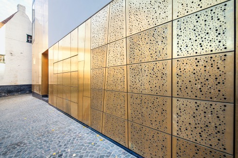 Bei der Renovierung des Stadtpalais De Patria im belgischen Kortrijk verwendeten Adins – Van Looveren Architecten TECU® Brass-Verbundelemente<br />