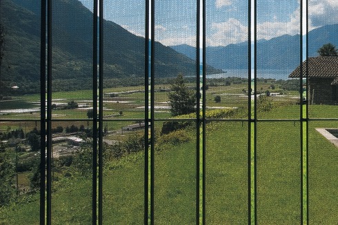 Für die Fassade eines Tessiner Einfamilienhauses verwendete der Architekt Davide Macullo das <br />Streckmetall TECU® Mesh<br />