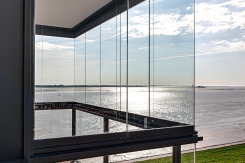 Uneingeschränkte Sicht <span class="Medium"></span>und trotzdem Schutz vor dem Wind: An der Weser wurden die Balkone mit dem Modulsystem aus Glasbrüstung und Schiebe-Dreh-Verglasung versehen<br />