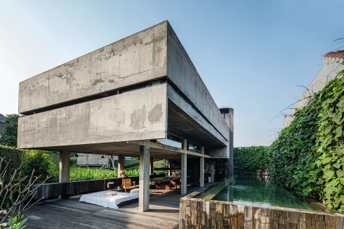  Haus des Architekten Andra Matin in Jakarta: Leben in den Tropen kann auch Wohnen im Freien heißen<br />