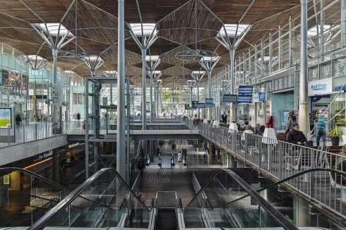 Der „Marktplatz“ des neuenBahnhofs. Die Nutzung der unteren Ebene ohne eine wichtige Anbindung stellt sich als schwierig heraus. Die kreuzweise Aussteifung der Halle gelingt über kaum ins Auge fallende Stahlstäbe.<br />