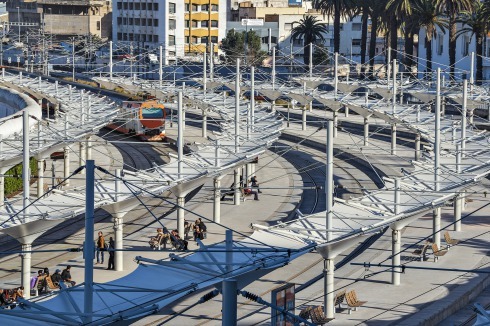 Losgelöst von der Bahn­hofs­halle entwarfen die Architekten eine leichte, für die Aufgabe aber aufwendig konstruierte Überdachung der Bahnsteige. Alle 30 Minuten fährt von hier ein Zug in die Hauptstadt Rabat.<br />