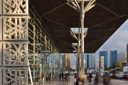 Der Platz vor dem Bahnhof mit Blick auf das neue Casablanca, links die übergroße Moucharabieh-Interpretation, die dem Gebäude als Fassade vorgesetzt wurde<br />