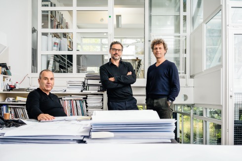 Martin Klein, Johannes Ernst, Johann Spengler (von links) – im Büro von Steidle Archi-tekten in der Wohnanlage Genter Straße in München, Otto Steidles Erstling aus dem Jahr 1973<br />