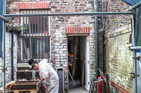 Hands-on und do it yourself. Langfristig soll der Granby-Workshop als eigenständiges Unternehmen von Bewohnern der Siedlung betrieben werden<br />