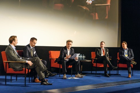Diskussionsrunde mit den Kongresspartnern über die Energiewende-Strategien ihrer Unternehmen. Von links: Martijn Oechies, Schindler; Fabian Brauer, RWE Energiedienstleistungen; Boris Schade-Bünsow; Jan Burgunder, Yanmar/KKU Concept; Thomas Graupensberger, Daikin<br />