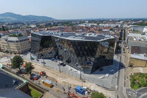 Der „geschliffene schwarze Diamant“ mit der 2000 m2 großen Photovoltaikanlage auf dem Dach<br />