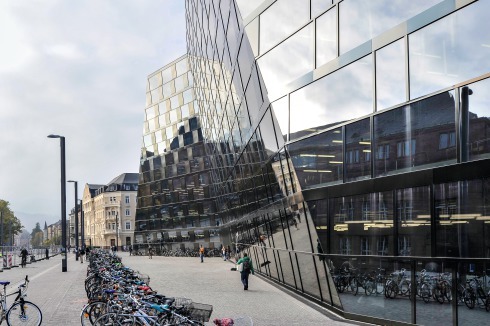 Die besonders große Faltung der Ostfassade zum Campus hebt den Haupteingang hervor<br />
