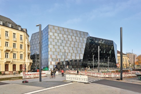 Blick vom Kollegiengebäude 1, im Vordergrund die Baustelle der neuen Straßenbahnlinie<br />