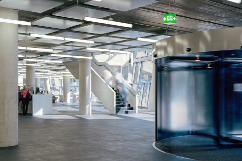 Foyer mit Drehtür, im Hintergrund der Übergang zum Café<br />