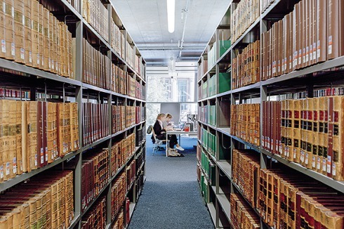 Blick durch den Freihandbereich in einen Lesesaal<br />