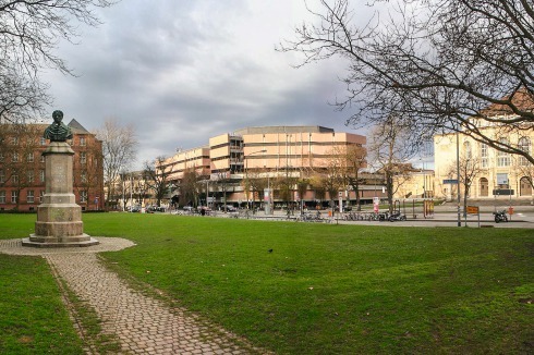 Altbau der Bibliothek aus dem Jahr 1978, vom Platz der Alten Synagoge aus gesehen. Der Eingang befand sich im 1. Obergeschoss und wurde vom Campus über eine Brücke erreicht. <br />