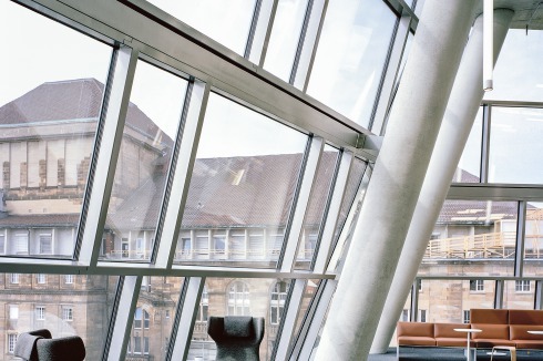 Das Atrium des Parlatoriums an der Nordfassade, mit der Abtreppung nach oben. Links die Vitra-Ruhesessel, dahinter das Stadttheater.<br />