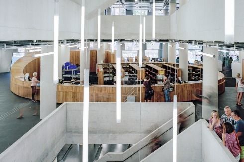 Das Atrium von dem aus die Lesesäle erschlossen werden, im Erdgeschoss der Infotresen<br />