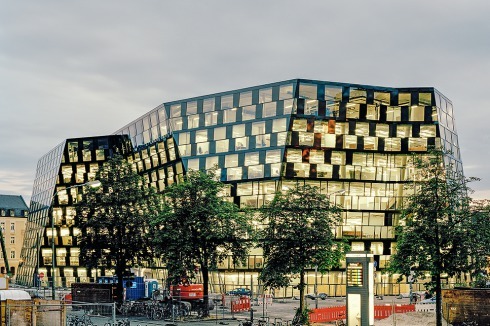 Bei Dunkelheit strahlt das Haus im gleißendem Licht<span class="OffWhite"></span><br />