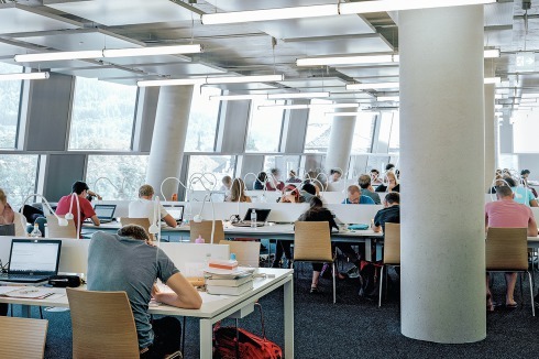 Blicke in einen der Lesesäle und ins Café Libresso mit Außenterrasse im Erdgeschoss<br />