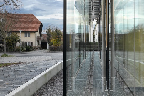 Der Neubau ist in Holzständerbauweise ausgeführt und mit einer doppelten Glashaut versehen. Der <br />50 Zentimeter breite Abstand zwischen den zwei Glasschichten dient als Klimapuffer und Fassadenschutz.<br />