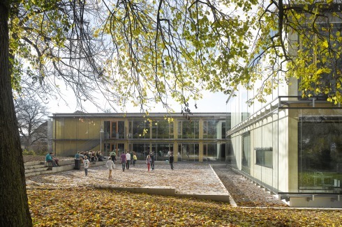 Ein zweiter, kleinerer Schulhof entstand südlich des Neubaus zwischen Gemeinschaftsschule, Grund- und Hauptschule und der Kirche<br />