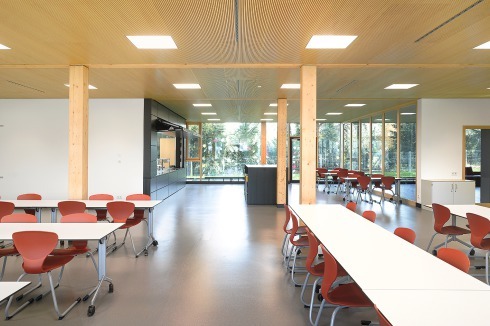 Die Grundrissorganisation und die vollflächige Ver­glasung ermöglichen eine weite Aussicht aus allen Räumen, ob Klassenzimmer, Lehrerarbeitsraum oder Mensa<br />