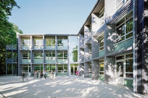 Die Schaffung eines zweiten Fluchtwegs, der nicht über den zentralen Flur führt, ist der größte Eingriff in die sonst kaum geänderte Grundrissorganisation. Die Einbauten und Differenzierungsräume wurden erhalten.<br />