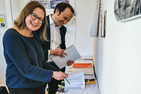 Stadtbauwelt-Redakteurin Doris Kleilein und Oliver Elser, Kurator am Deutschen Architekturmuseum, beim Sichten aktueller Projekte zum Bauen und Planen für Flüchtlinge<br />