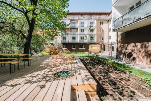 Außen alles beim Alten, nur ein Holzplateau für das Café im Garten.<br />