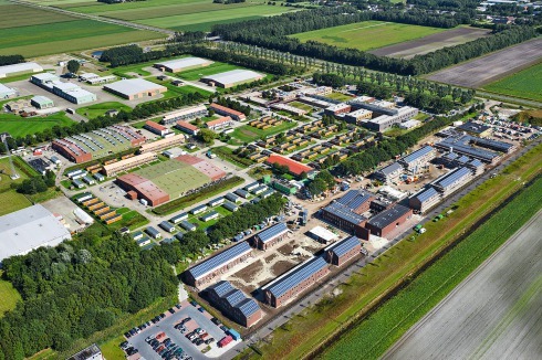Das Asylzentrum der Niederlande ist auf einer ehemaligen Nato-Militärbasis außerhalb des Dorfs Ter Apel untergebracht. Im Vordergrund ist der erste Bauabschnitt zu sehen, die Baracken dahinter werden sukzessive ersetzt.<br />