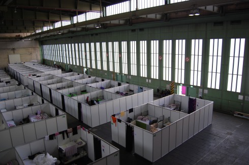 Alle sieben Hangars in Berlin-Tempelhof &nbsp;werden Flüchtlinge untergebracht. In Hangar 3 hat eine Messebaufirma Kojen aufgestellt. Auch hier bis zu 15 Menschen in einem Abteil.<br />