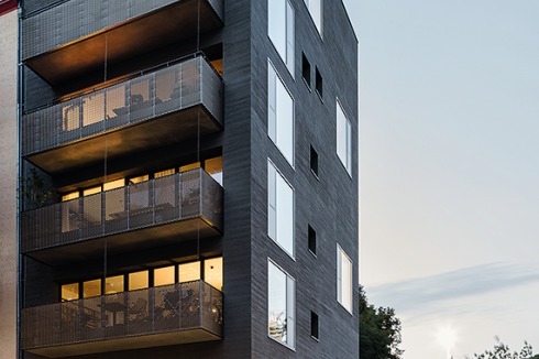 Hausbreite Balkone nach Süden, seitlich führt ein Fußweg entlang.&nbsp;<br />