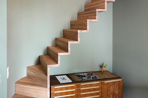 Eine minimalistische Treppe führt vom Arbeitszimmer zur oberen Wohnetage, sie erinnert an das Treppen-faltwerk in der Casa Barragán<br />
