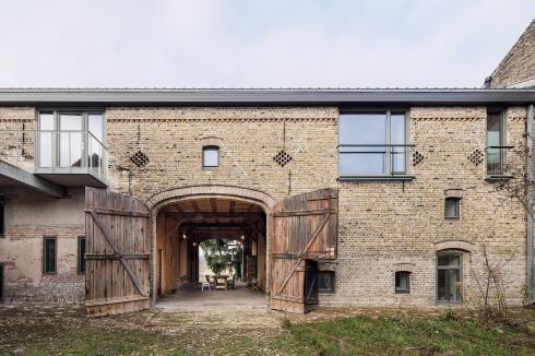 Fassade zum Hof: Alle Bestandsöffnungen wurden erhalten, neue Fenster sitzen bündig im Mauerwerk<br />