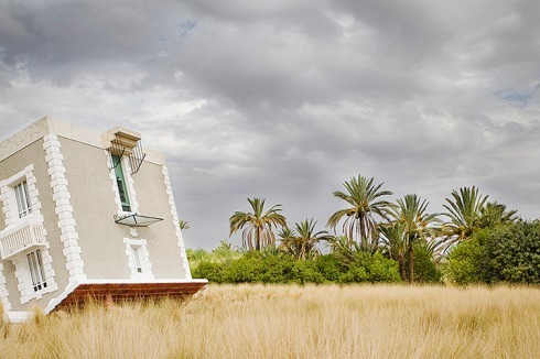 Upside Down, Haus des Künstlers Jean-Francois Fourtou auf seinem Grundstück am Rand von Marrakesch, 2010<br />
