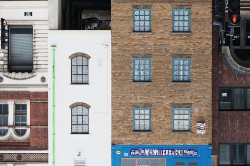 Alex Chinneck „Under the weather but over the moon“<span class="OffWhite"></span><br />