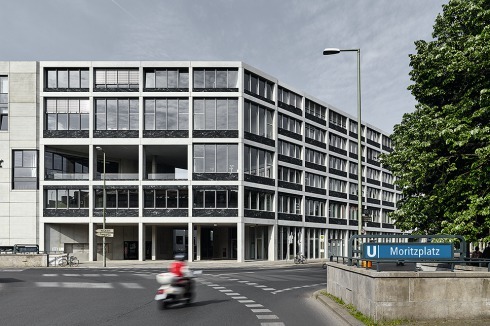 Setzkastenstruktur: Vorgehängte Betonfertigteile zeichnen die Betonkonstruktion des Hauses nach<br />