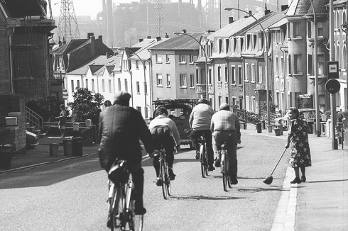 Schichtwechsel in den 60er Jahren – im Vordergrund die Häuser an der Route d’Esch<br />