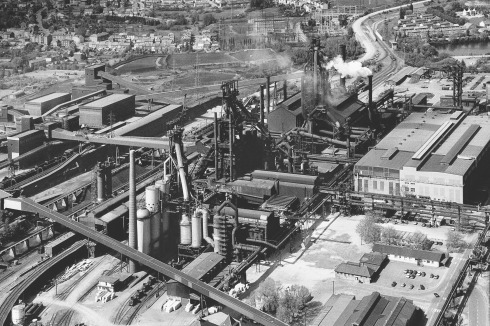 Hochofenterrasse von&nbsp; Belval 1995, kurz vor Stilllegung. Links die Hochöfen A, B und C, rechts die Gebläsehalle. Hochofen C wurde 1996 nach China verkauft.<br />